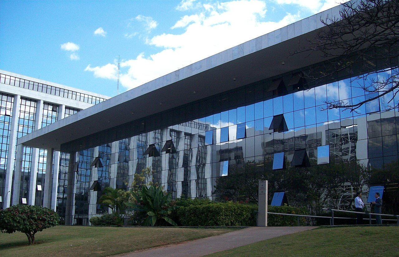 Fachada espelhada do Tribunal de Justiça do Distrito Federal e dos Territórios em Brasília