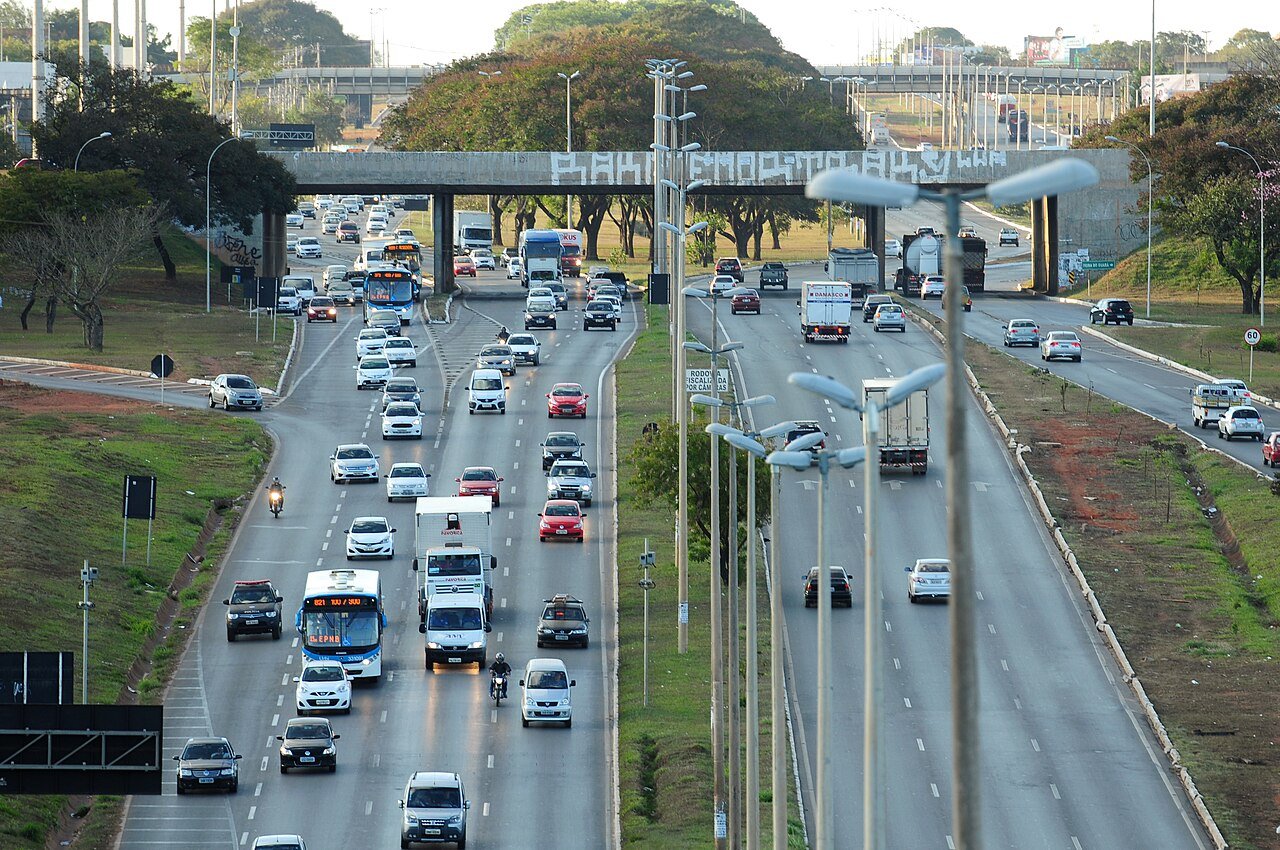 Tráfego intenso de carros e ônibus em via expressa do Distrito Federal