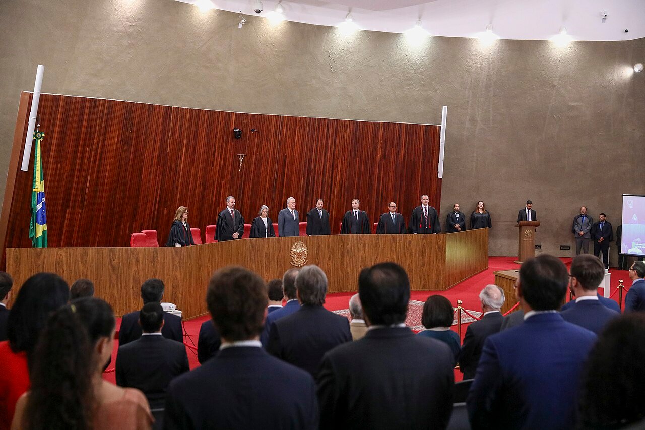 Plenário do Tribunal Superior Eleitoral durante sessão solene em Brasília