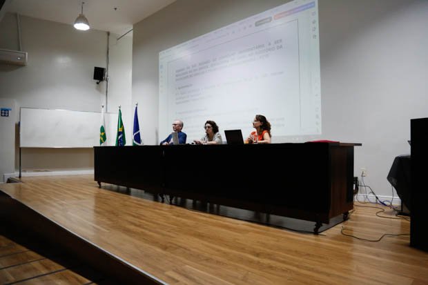 Mesa diretora da reunião do Consuni da UnB no auditório da FCTE, no campus Gama
