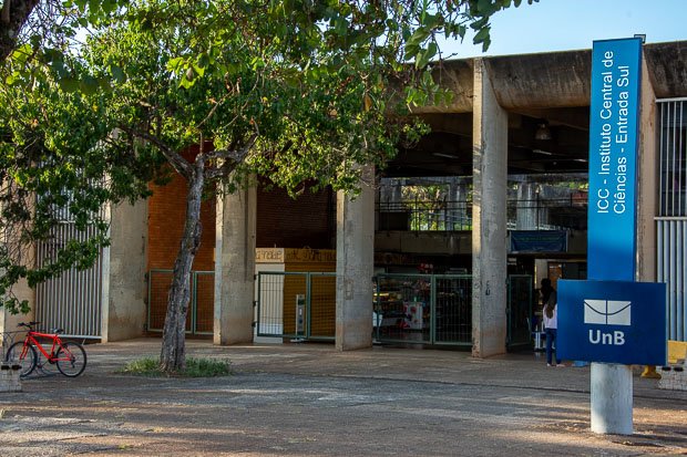 Entrada Sul do Instituto Central de Ciências da UnB, com placa de sinalização do campus
