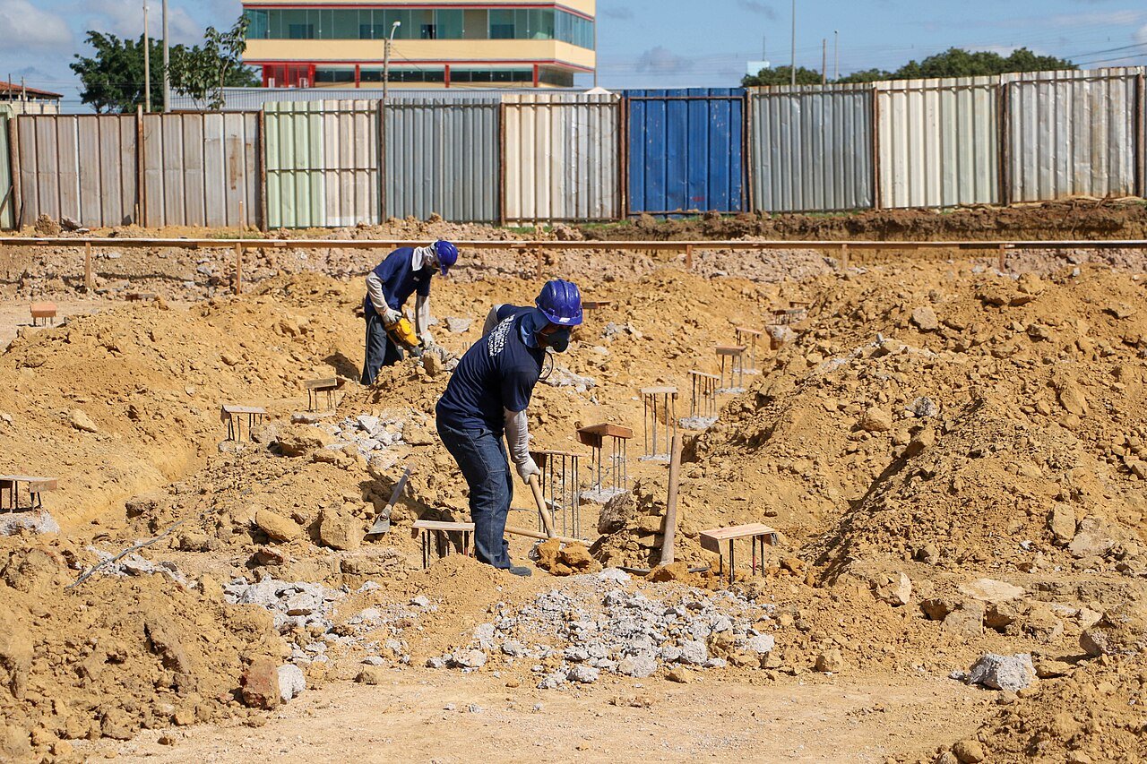 Operários trabalham na terraplenagem do canteiro de obras de uma UPA no Distrito Federal