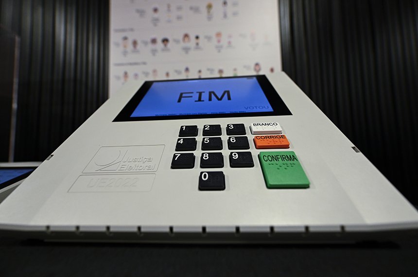 Urna eletrônica com a palavra FIM na tela e as teclas branco, corrige e confirma