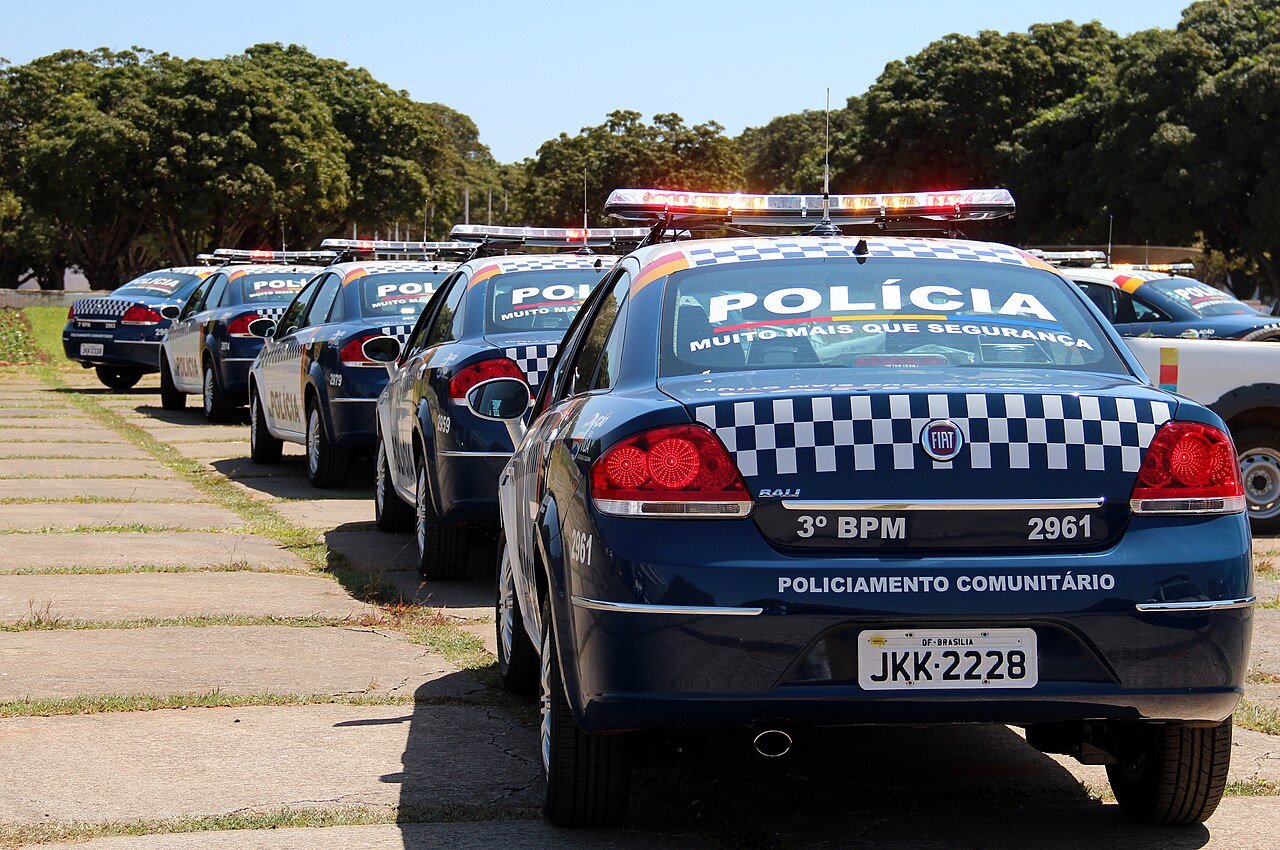 Fila de viaturas da Polícia Militar do Distrito Federal, com a identificação do 3º BPM e a inscrição Policiamento Comunitário
