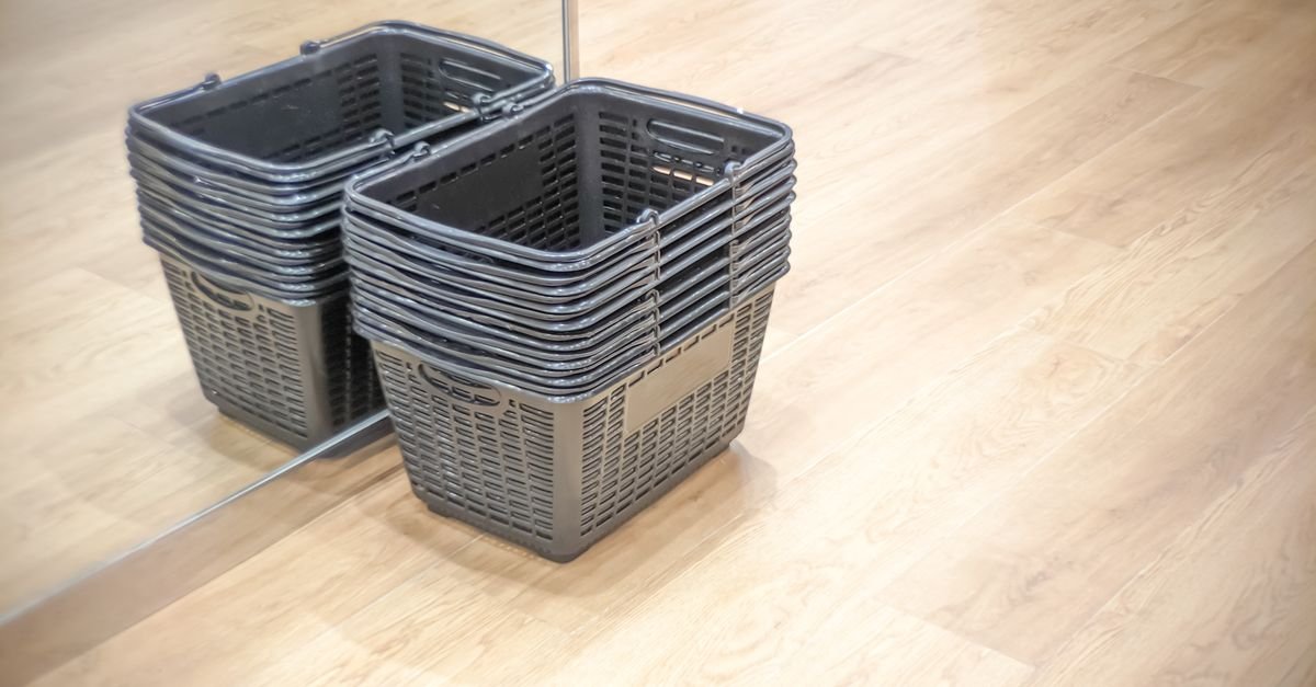 Cestas de compras empilhadas no piso de uma loja