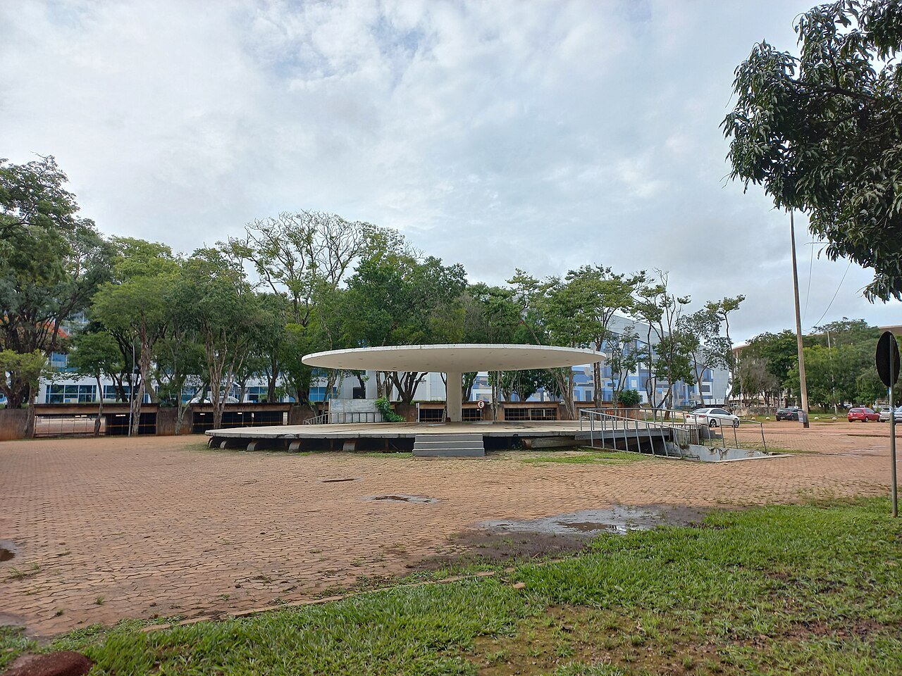 Palco ao ar livre com cobertura circular no Setor de Divulgação Cultural, em Brasília